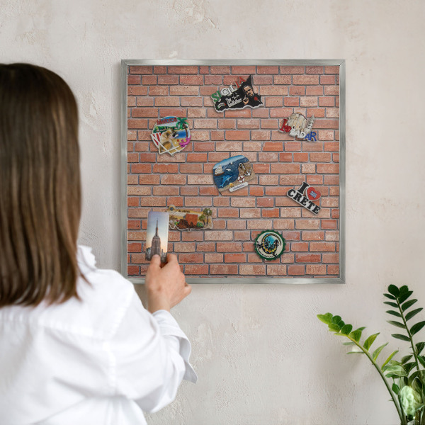 Panou magnetic înrămat pentru magneți de culoare argintie Zid de cărămidă