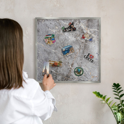 Panou magnetic înrămat pentru magneți de culoare argintie Marmură modelată