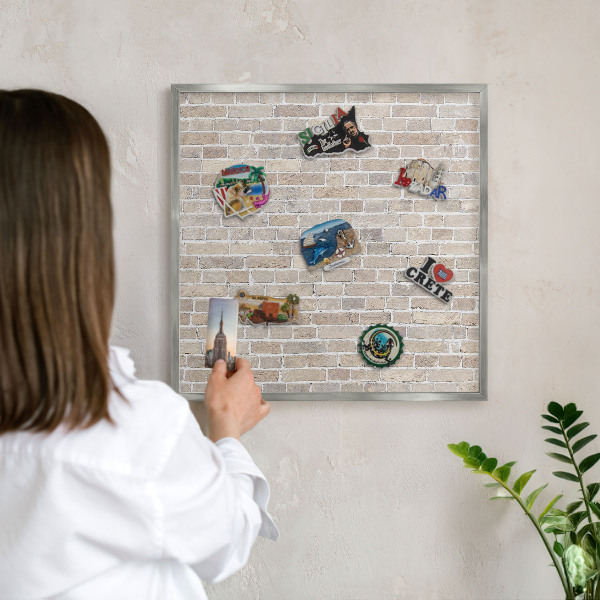 Panou magnetic înrămat pentru magneți de culoare argintie Model de cărămidă