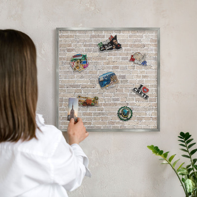 Panou magnetic înrămat pentru magneți de culoare argintie Model de cărămidă