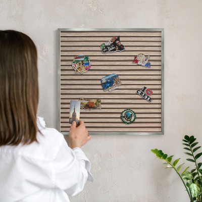 Panou magnetic înrămat pentru magneți de culoare argintie Structură calmă