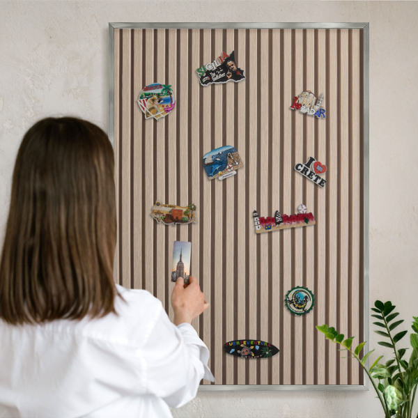 Panou magnetic înrămat pentru magneți de culoare argintie Structură calmă