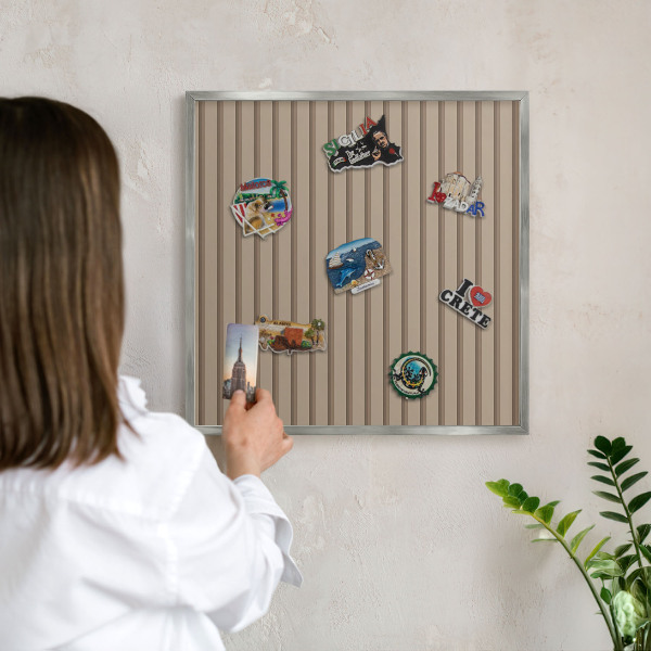 Panou magnetic înrămat pentru magneți de culoare argintie Dungi verticale