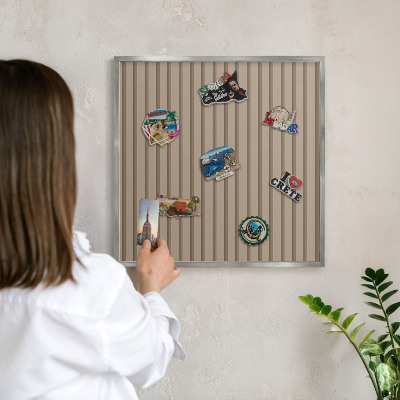 Panou magnetic înrămat pentru magneți de culoare argintie Dungi verticale