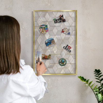 Tablă magnetică de perete în cadru auriu Fundal cubic