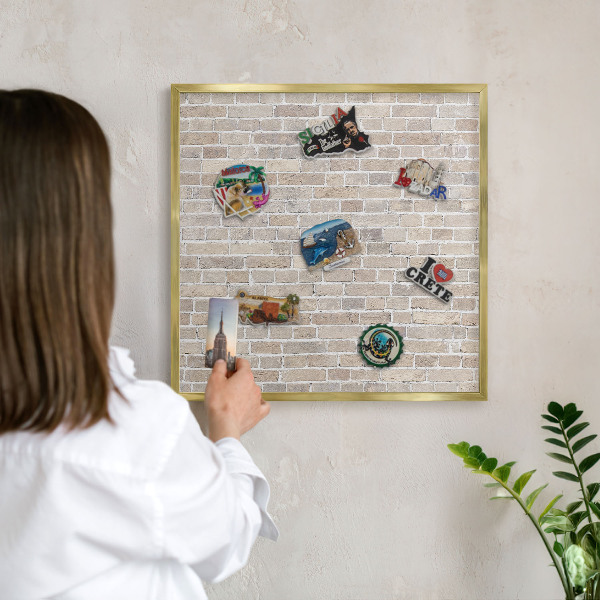 Tablă magnetică de perete în cadru auriu Model de cărămidă