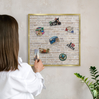 Tablă magnetică de perete în cadru auriu Model de cărămidă