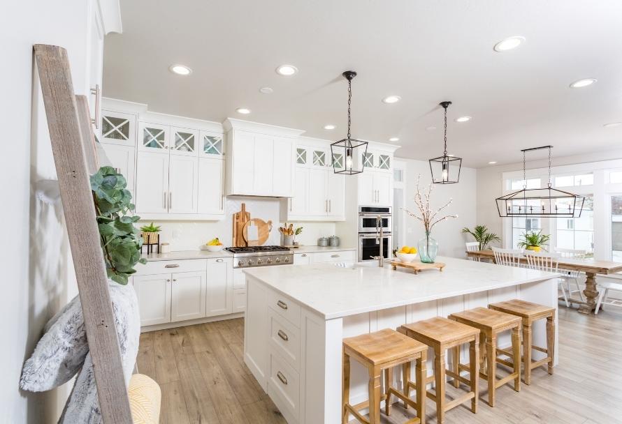 Bucătărie albă – idei care arată că culorile neutre nu se demodează niciodată